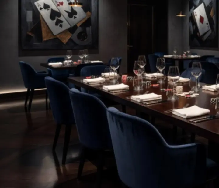 Cinematiczne wnętrze eleganckiej restauracji z przygotowanym stołem do gry